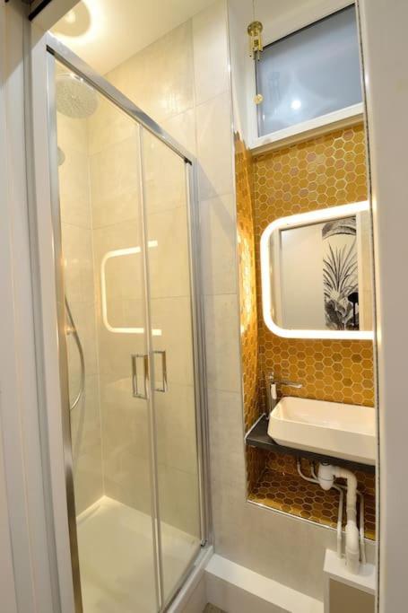 Tiny Cosy Namastay In Trendy Canal St Martin Area Appartement Paris